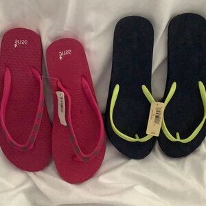 2 Pairs New Women’s Aerie Flip Flops Sandals. Blue & pink. Size 8